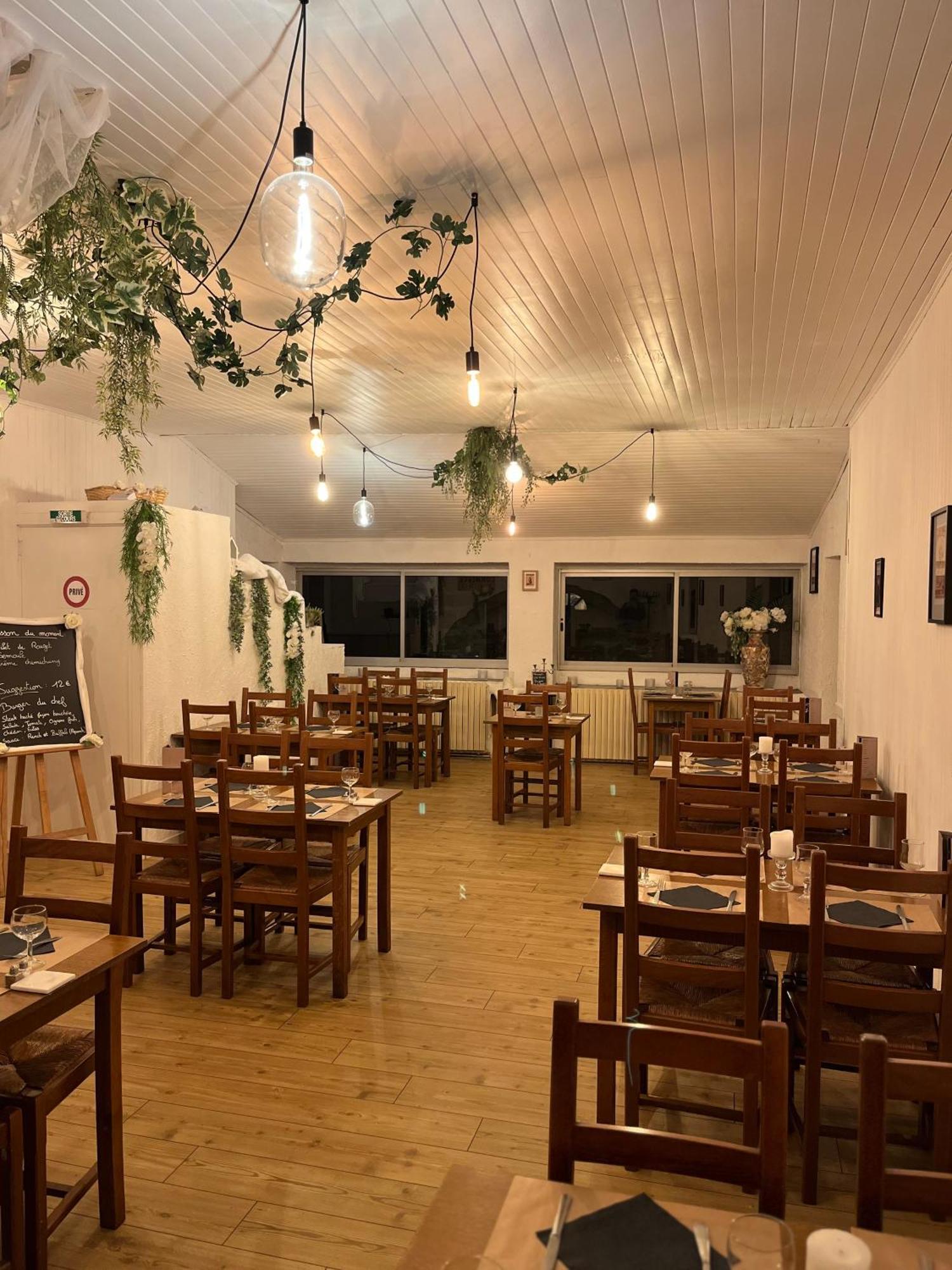 Cafe Du Commerce Genolhac Exteriér fotografie