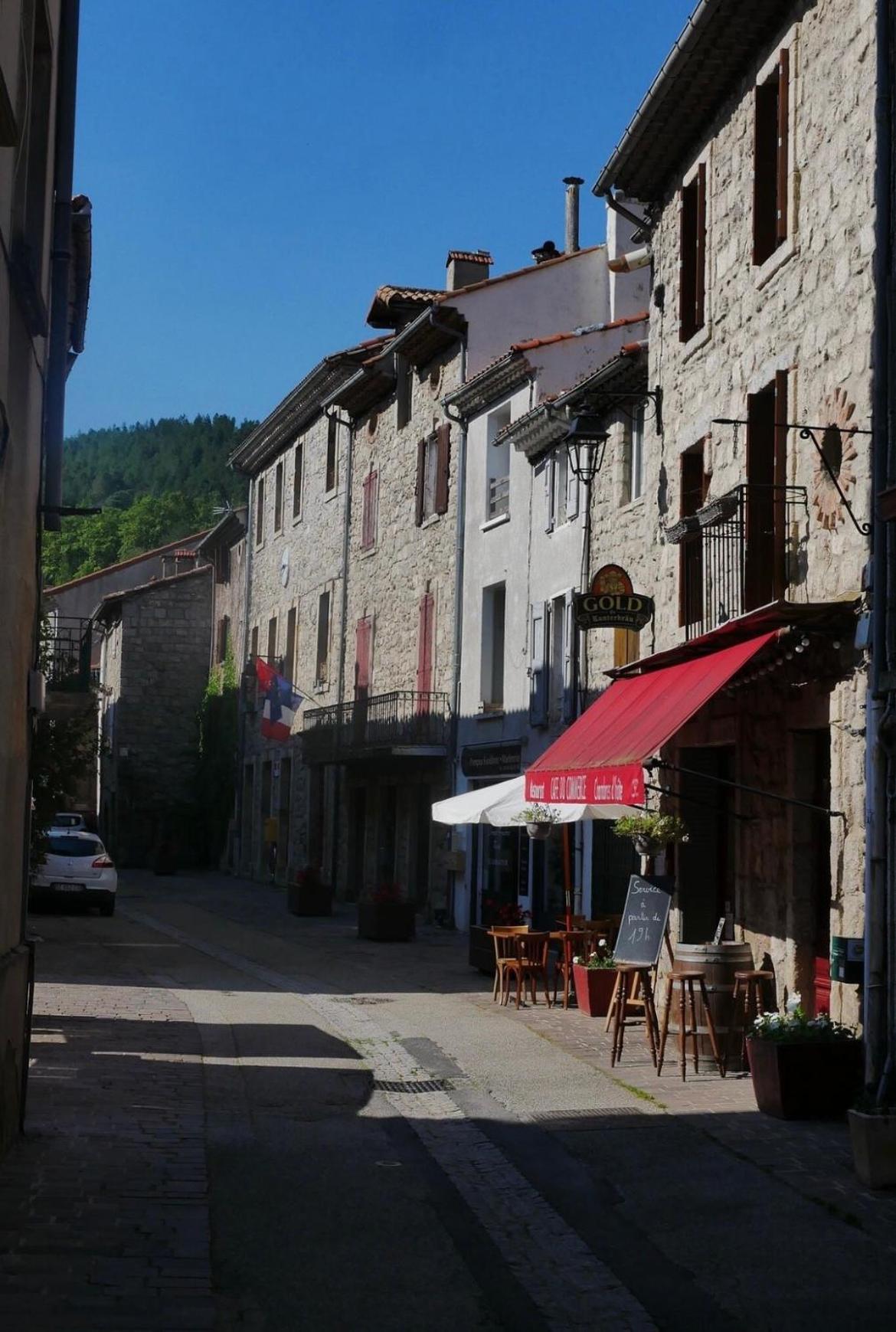 Cafe Du Commerce Genolhac Exteriér fotografie